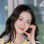 [현장포토] "얼굴에 <b>봄꽃</b> 피었네"…아이린, 사랑에 빠진 미모