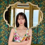 김소현, 명품보다 빛나는 <b>직각</b> 어깨…꽃무늬 원피스도 청순 그 자체