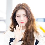 [어케생각해] [현장포토] "미모가 눈부셔"…한소희, 인형의...