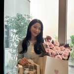[어케생각해] 오윤아, 애정 담긴 꽃다발에 화답을…봄 데이트룩으로...