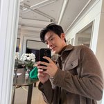 김우빈, 신민아 든든할 <b>듬직</b>함..다리 얼마나 길면 끝 안보이네