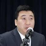 [T포토] 故 김새론 유족 기자회견에서 의견 말하는 부지석 변호사