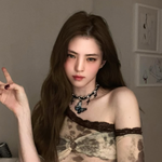 한소희, 오프숄더로 드러난 어깨에 '시선 강탈'...치명적인 비주얼은...