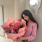 효민, 예비신랑에게 꽃다발 받았나..새 신부 미모 물올랐네