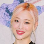 유족 "김수현과 형, 왜 나체 <b>베드</b>신 강요했나" 입장 발표 촉구...