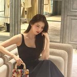 한소희, 명품보다 화려한 비주얼..스치듯 봐도 연예인