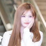 [현장포토] "예쁨으로 꽉찼어"…<b>이서</b>, 인형의 꽃받침
