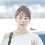 [댓글부탁해] [현장포토] "한쪽 어깨 살짝~"...<b>니콜</b>, 화사한...