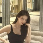 [댓글부탁해] 한소희 한 손에 잡힐듯한 극세사 팔뚝, 우아한 블랙...