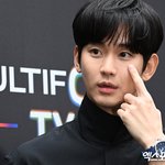 파문' 김수현, 드디어 취재진 앞으로…입장 <b>표명</b>까지 '3주' [종합]