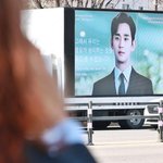 “김수현은 평생을 예술에 바쳤다”…팬들 <b>응원트럭</b> 보냈다