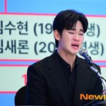김수현, 故김새론 <b>카톡</b> 앞에서 눈물 펑펑 사진