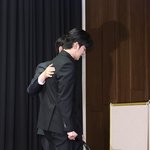 [포토]김수현, 기자회견 마치고 <b>부축</b>받으며 퇴장