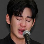 기자<b>회견</b>에서 김수현 눈물 흘리는 장면