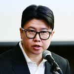 [<b>MD</b>포토] 김수현 긴급기자회견 전달하는 안상수 골든메달리스트 대표