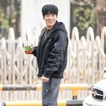 [포토] 황치열, 출근길 팬들에게 건넨 <b>미소</b>