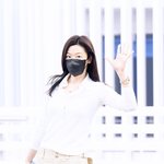 [현장포토] "두근두근, 설렘"...전지현, 심쿵 <b>손인사</b>