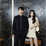 수지, 박보검 옆에서 쭉 뻗은 각선미 과시…화기애애 [<b>N샷</b>]