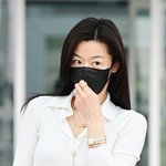 카고 바지에 구두를? 전지현, 힙한 패션도 소화…<b>청재킷</b>은 거들 뿐