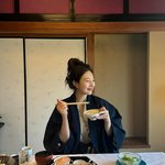 '크러쉬' 조이 日 여행 떠났다…꼭 끼고 있는 '손가락 반지'