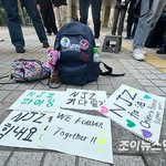  어도어 전속계약 소송 불출석⋯법원 앞에서 <b>NJZ</b> 응원하는 팬들