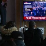 탄핵관련 뉴스 시청하는 <b>시민</b>들[SW포토]