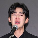 [드루와] 김수현 논란 4주째…"<b>미성년</b> 교제 아냐" 눈물→120억...