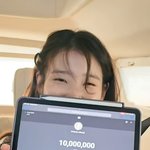 ‘1000만 유튜버’ 아이유, 눈웃음 가득…“다이아버튼 보유” 자축...