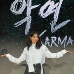 ‘김우빈’ 신민아, 센스 있는 봄 하객룩‥<b>단아</b>한 블라우스가 찰떡