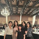 지연, 효민 결혼식서 활짝 웃었다…엄지척→손하트 '애교 막<b>냉이</b>'