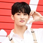 [현장포토] "<b>봄날</b>은, 스윗하게"…마크, 달콤한 하트