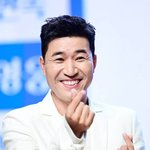 [댓글부탁해] 김종민, <b>호텔</b> 결혼식서 ‘김지원 닮은꼴’ 11살 연하와...