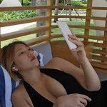 이채영 압도적 홀터넥 비키니, 어딜 봐서 돼지? “<b>불혹</b>이니까 봐줘”