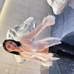 '또 파격' 제니, 브래지어를 셔츠 위에 입는다고?