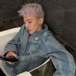 지드래곤, <b>욕조</b> 안에서 찍은 사진 공개…완벽한 턱선 [N샷]