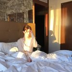 한소희, 아침에 일어나자마자 얼굴이…붓지도 않는 '금빛 미모'