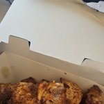 아니. 치킨집 사장님들아, 이게 한 입을 베어문건지 굽다가 찢어짖건지...
