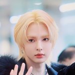 금발 쌍둥이로 나타난 모델 같은 <b>두</b> 남<b>돌</b>