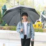 [포토]유승호, 촉촉한 <b>봄비</b>맞으며