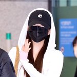 [현장포토] "가려도 반짝"...장원영, <b>우월</b>한 비주얼
