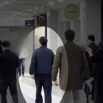 돌아왔다"…尹, 서초동 지하상가서 편안하게 <b>산책</b> 포착 [윤어게인]