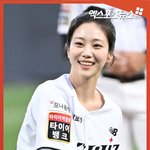 '보물섬' 홍<b>화연</b> '상큼 미소 보이며 생애 첫 시구'[엑's 숏폼]