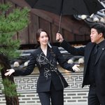 임윤아, <b>봄비</b> 맞으며