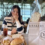 '임창정' 서하얀, 대학생이래도 믿겠어…빵+빵 먹고 <b>민낯</b> 미모 과시