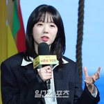[19] [포토] 지예은, <b>BTS</b> 진 '옆에 있으면 욕 먹을 것...