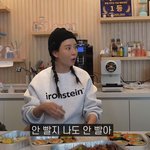 샤워 후 닦은 수건, 바로 빤다 <b>vs</b> 더 쓴다