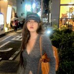 화사, <b>맨몸</b>에 카디건만 걸친 파격 패션‥일상 속 글래머 존재감