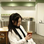 크러쉬 조이, 안경과 스카프 레이어드…<b>독특</b>하면서 세련된 일상 스타일