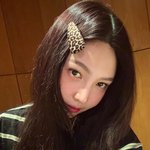 귀여운 인사”…크러쉬 레드벨벳 조이, 봄밤을 밝힌 사랑스러운 <b>셀카</b>