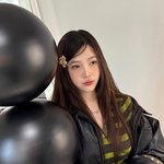 크러쉬 조이 곰돌이 핀으로 완성한 <b>봄날</b> 감성…차분한 미소에 팬들...